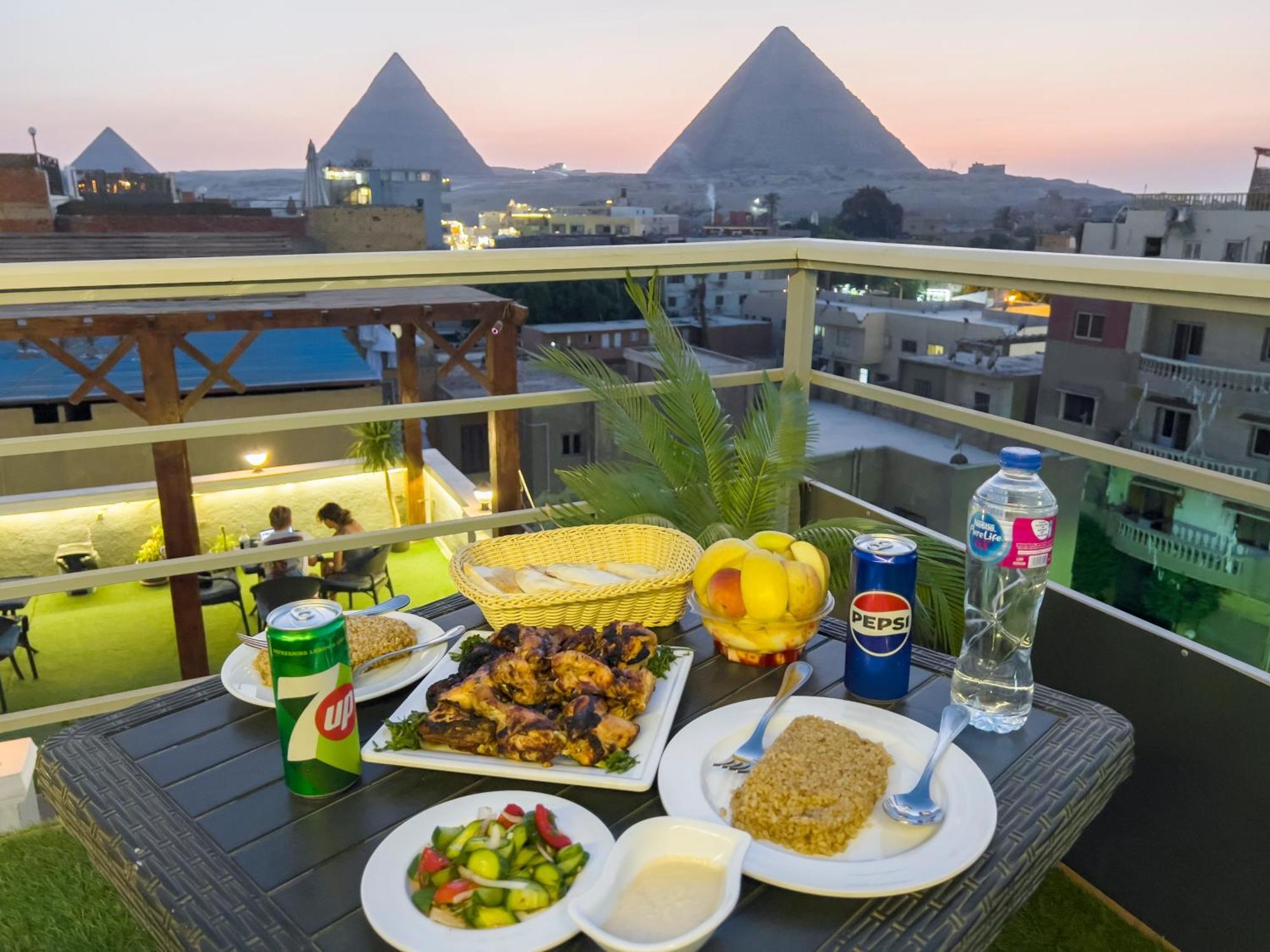 The Pyramids Gate Inn Kafret el-Gabal Buitenkant foto